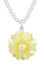 Load image into Gallery viewer, Metal flower pendant necklace