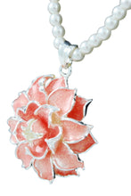 Load image into Gallery viewer, Metal flower pendant necklace