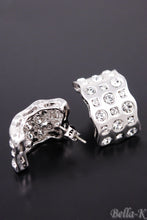 Load image into Gallery viewer, Crystal studded earrings
