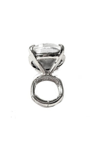 Oval crystal  ring.